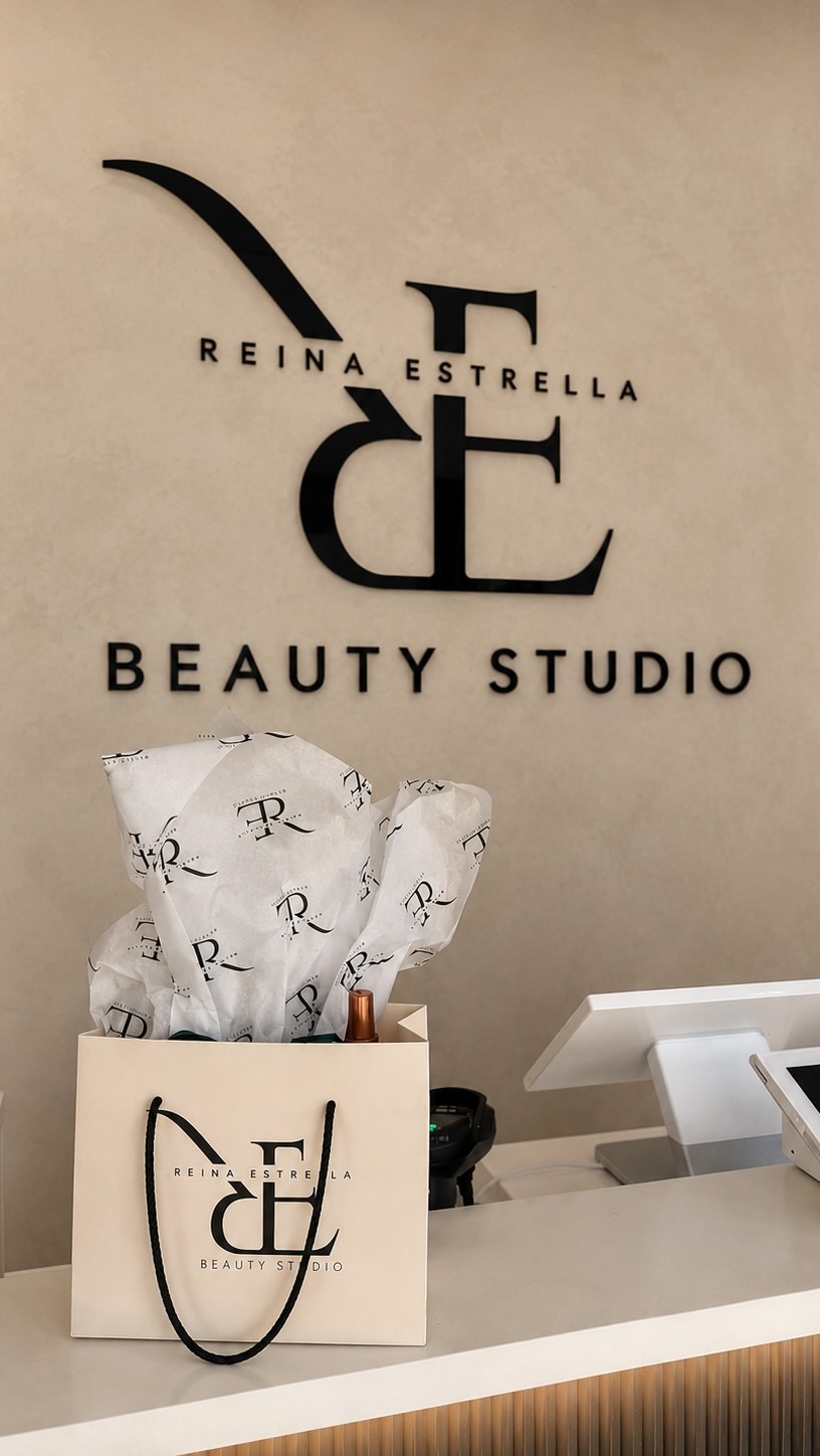 Recepción de Reina Estrella Beauty Studio con la identidad del salón