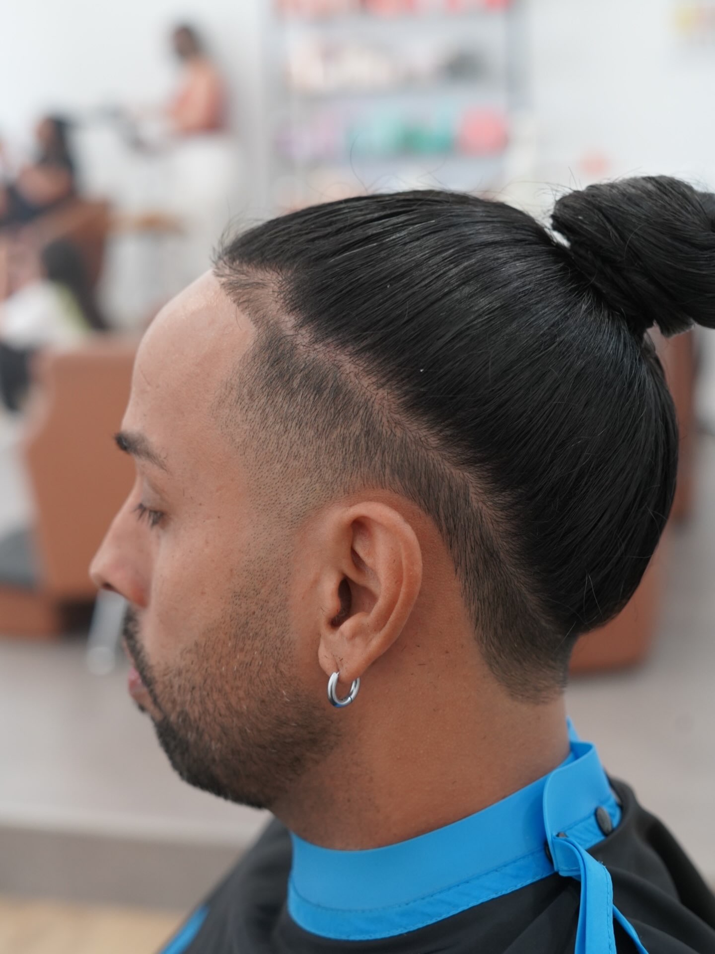 Corte masculino con fade y barba perfilada realizado por José Obed