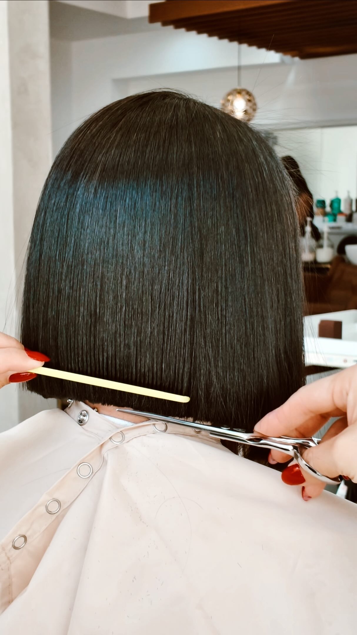 Corte bob oscuro brillante realizado en Reina Estrella Beauty Studio