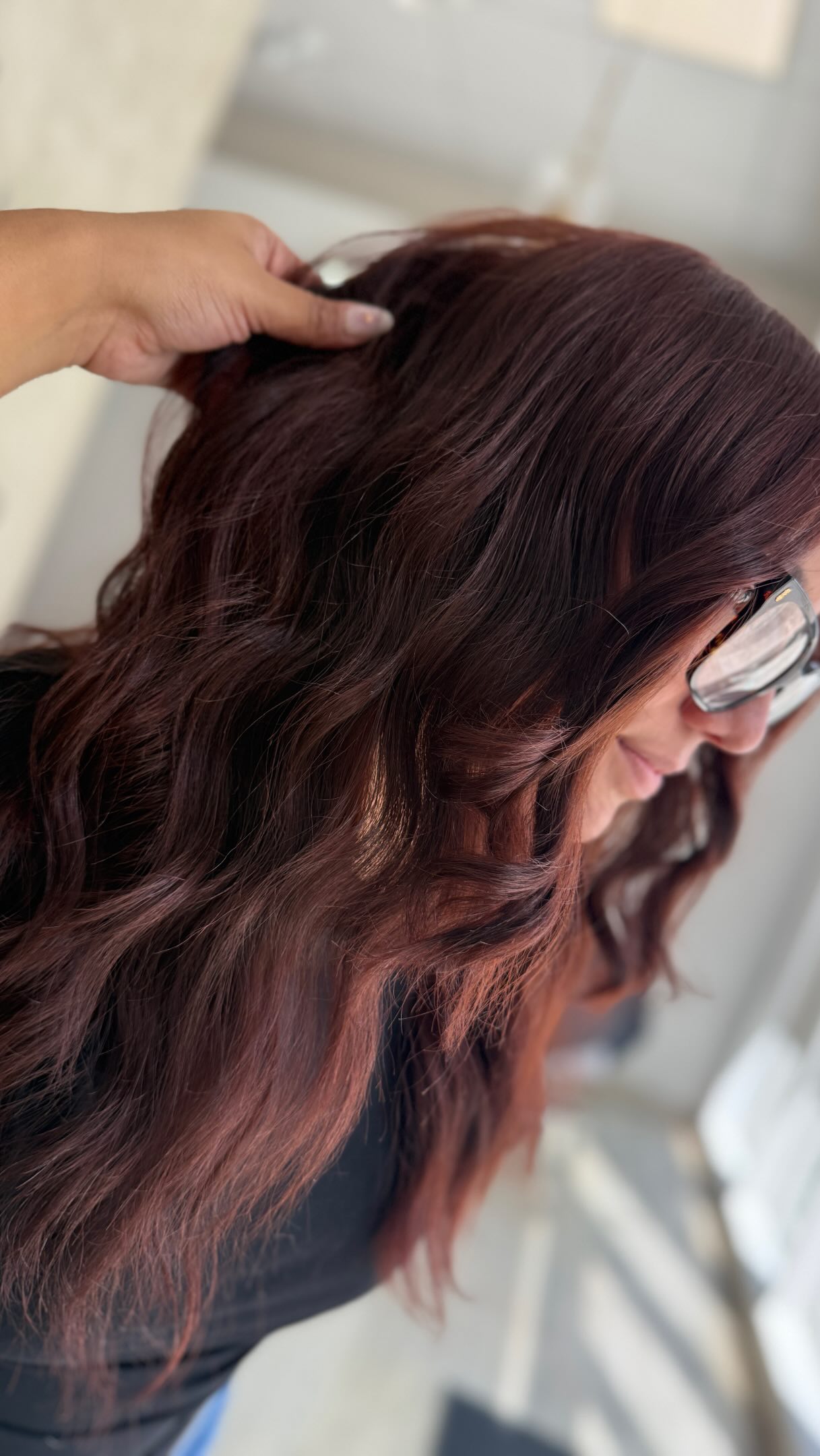 Cabello cherry brunette trabajado por Kristal Fuentes