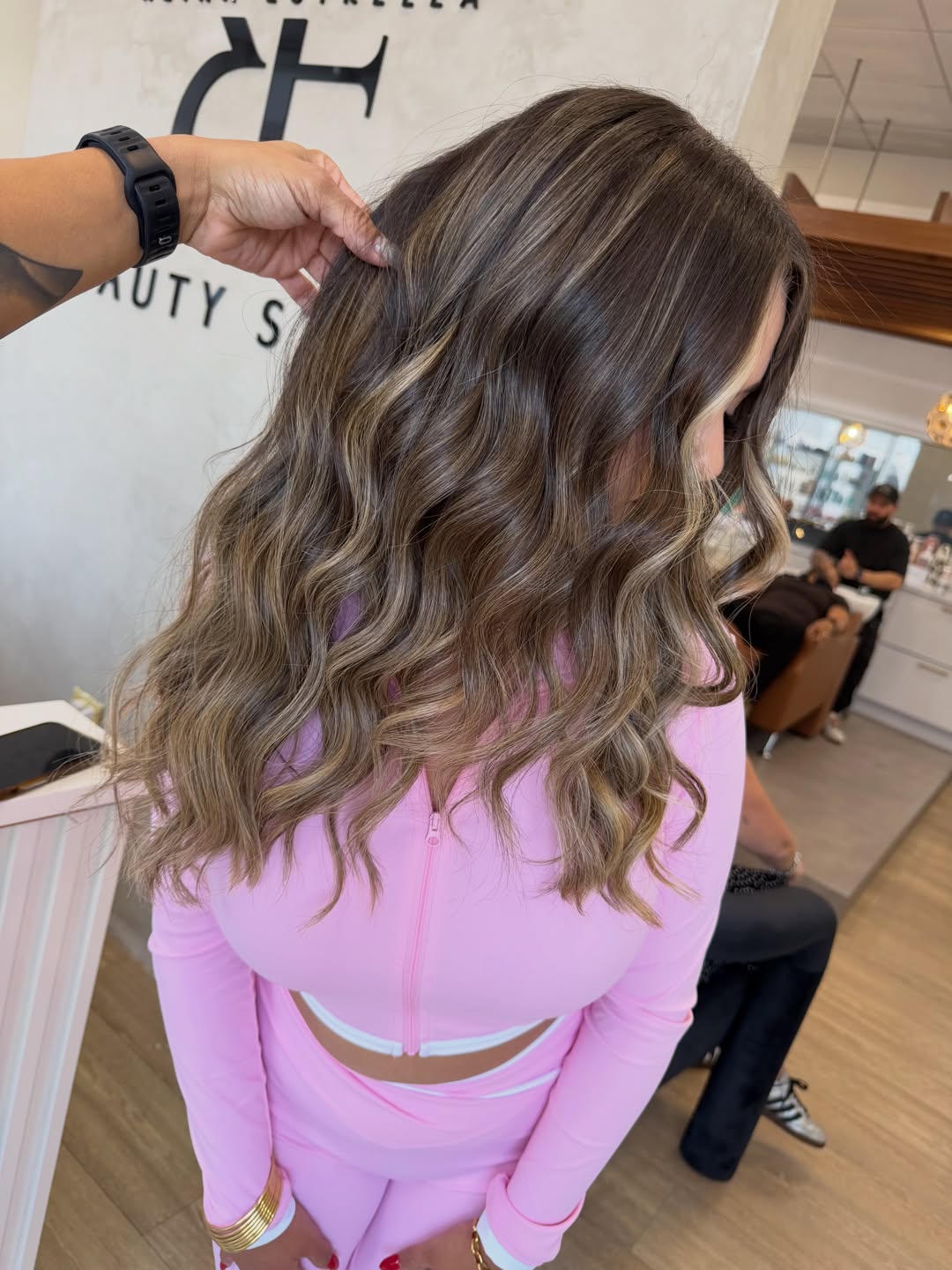 Cabello castaño con dimensión y ondas trabajado por Keyla Nieves
