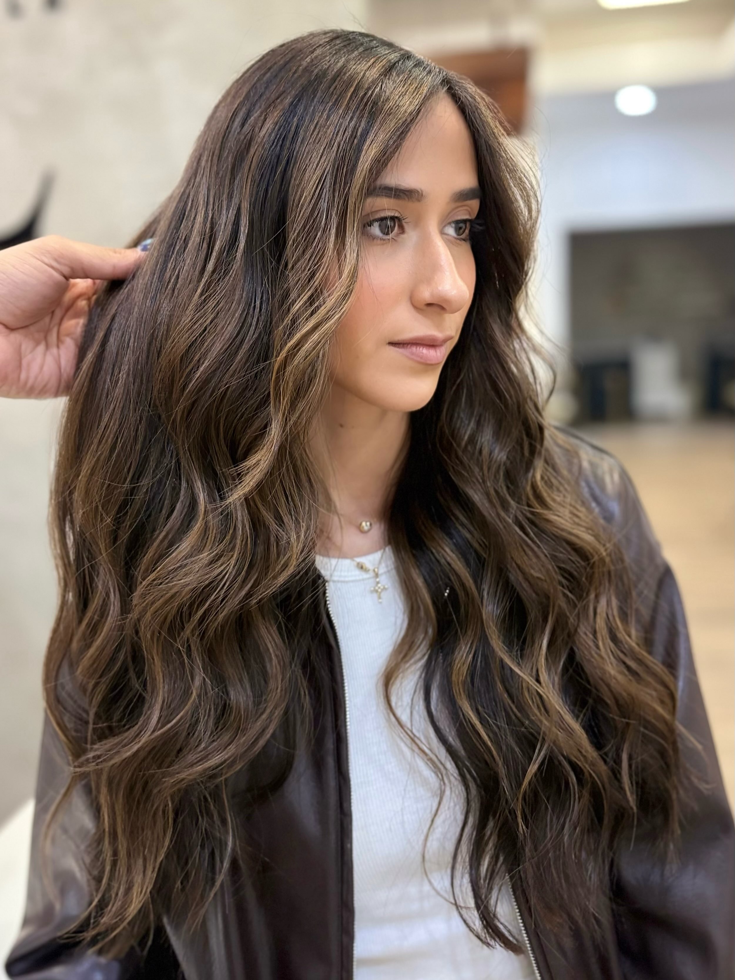 Cabello castaño con luces naturales trabajado por Héctor González